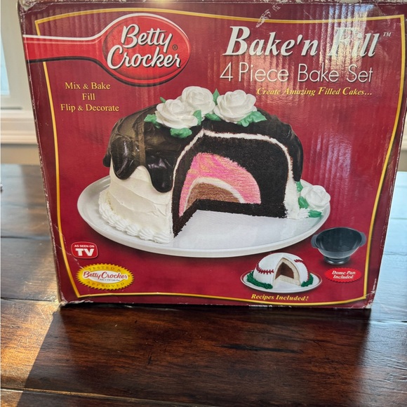 Betty Crocker Other - Betty Crocker Bake'n Fill 4 Piece Set - Red and Black